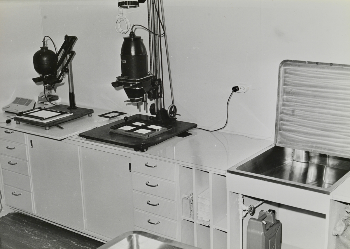 Laboratoriuminteriør. Utstyr for fremkalling av foto og annet labutstyr.