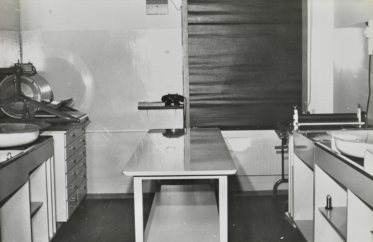 Laboratoriuminteriør. Utstyr for fremkalling av foto og annet labutstyr.