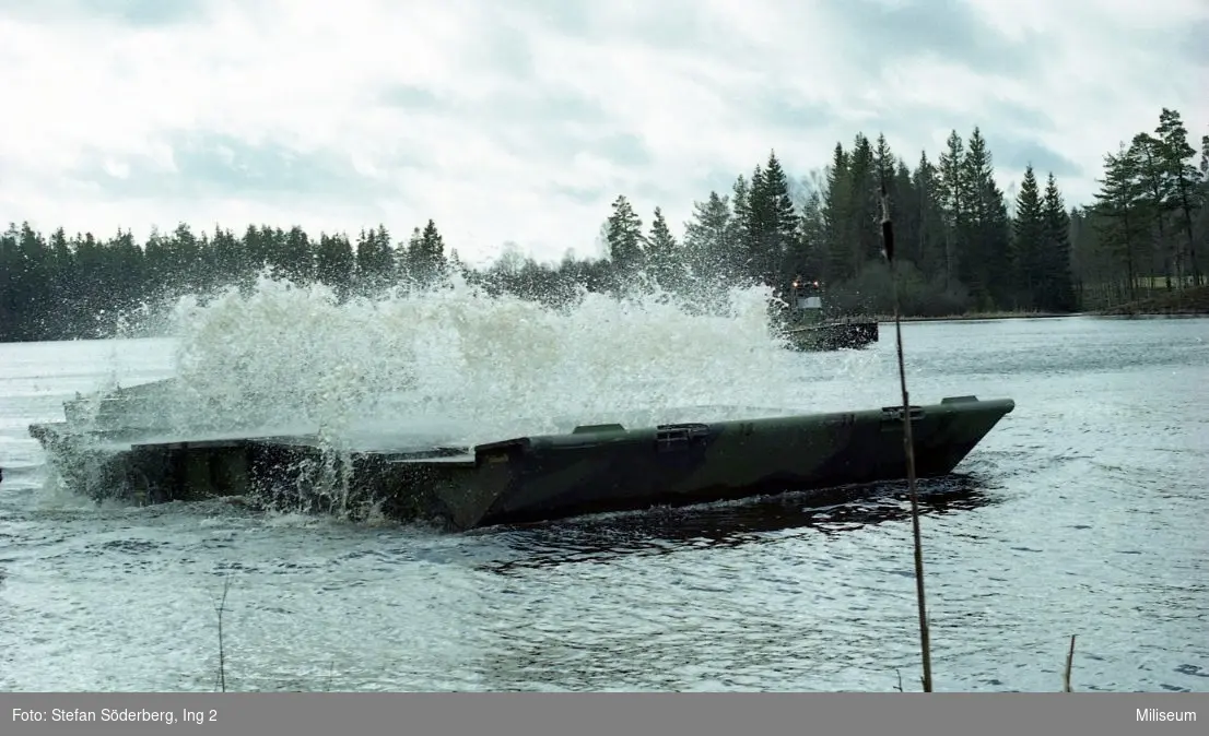 Sjösättning av Däcksbro 200-ponton. Ing 2.