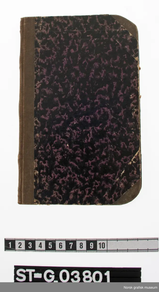 Liten bok med 108 sider med gotisk trykkskrift. Full tittel på boken er: "Englands historie til 1603, samt fra 1714 til den franske Revolution", skrevet av K. A. Borch, Overlærer. 

Boken har flere innskripsjoner med delvis leselig håndskrift.