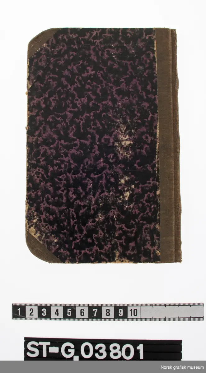 Liten bok med 108 sider med gotisk trykkskrift. Full tittel på boken er: "Englands historie til 1603, samt fra 1714 til den franske Revolution", skrevet av K. A. Borch, Overlærer. 

Boken har flere innskripsjoner med delvis leselig håndskrift.