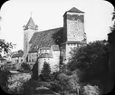 Skioptikonbild med motiv från nordsidan av Kaiserburg (Kejsarens Slott) i Nürnberg.
Bilden har förvarats i kartong märkt: Nürnberg XII.  1901. Text på bild: 