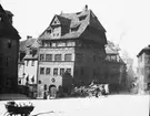 Skioptikonbild med motiv av Albrecht-Dürer-Haus vid Tiergärtnertorplatz i Nürnberg.
Bilden har förvarats i kartong märkt: Nürnberg 1901. VIII.