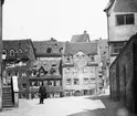 Skioptikonbild med motiv av man på gata i Nürnberg.
Bilden har förvarats i kartong märkt: Nürnberg 1901. VIII.
Bilden är eventuellt tagen vid Hübnersplatz och Vordere Fischergasse med utsikt mot norr.