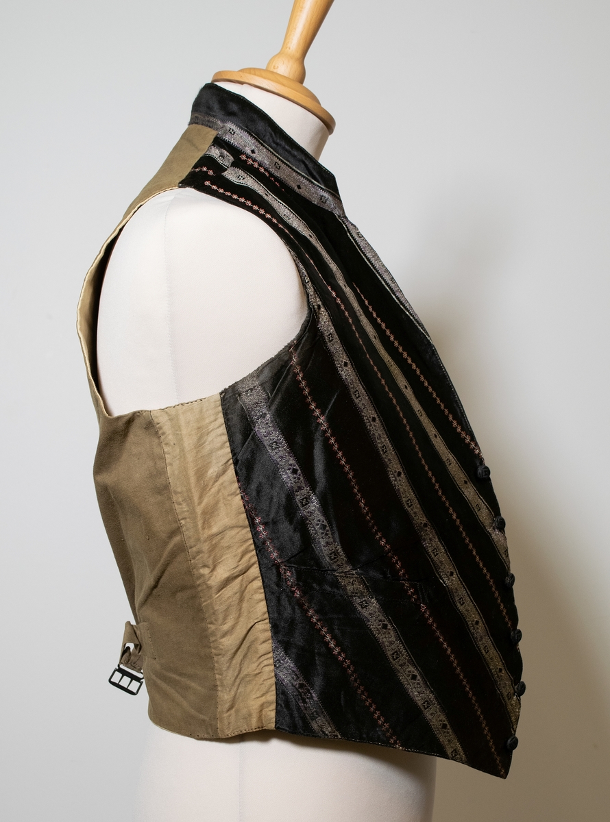Diagonale striper som lager en pil når de treffer på framsiden, det forskjellig form og stil på stripene.