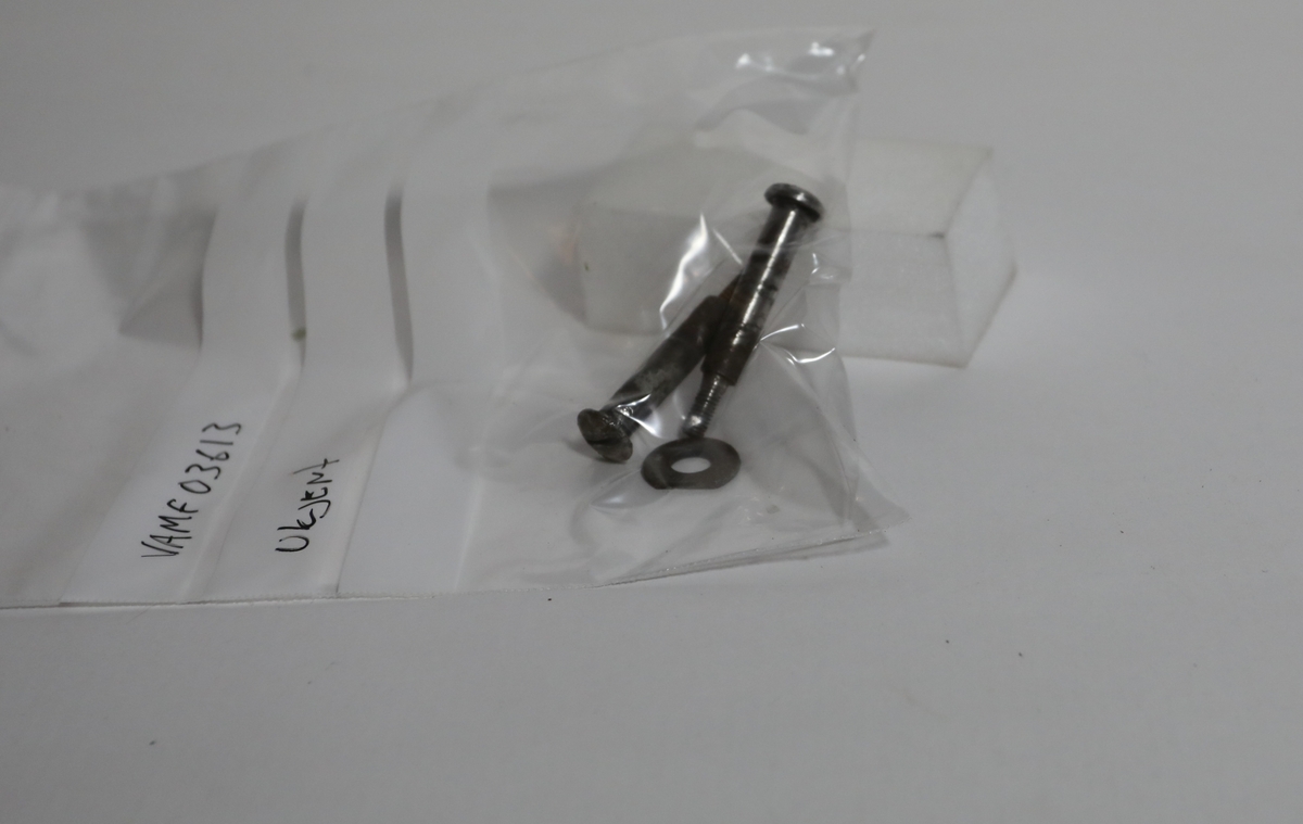 Pose med festeelementer med ukjent opprinnelse