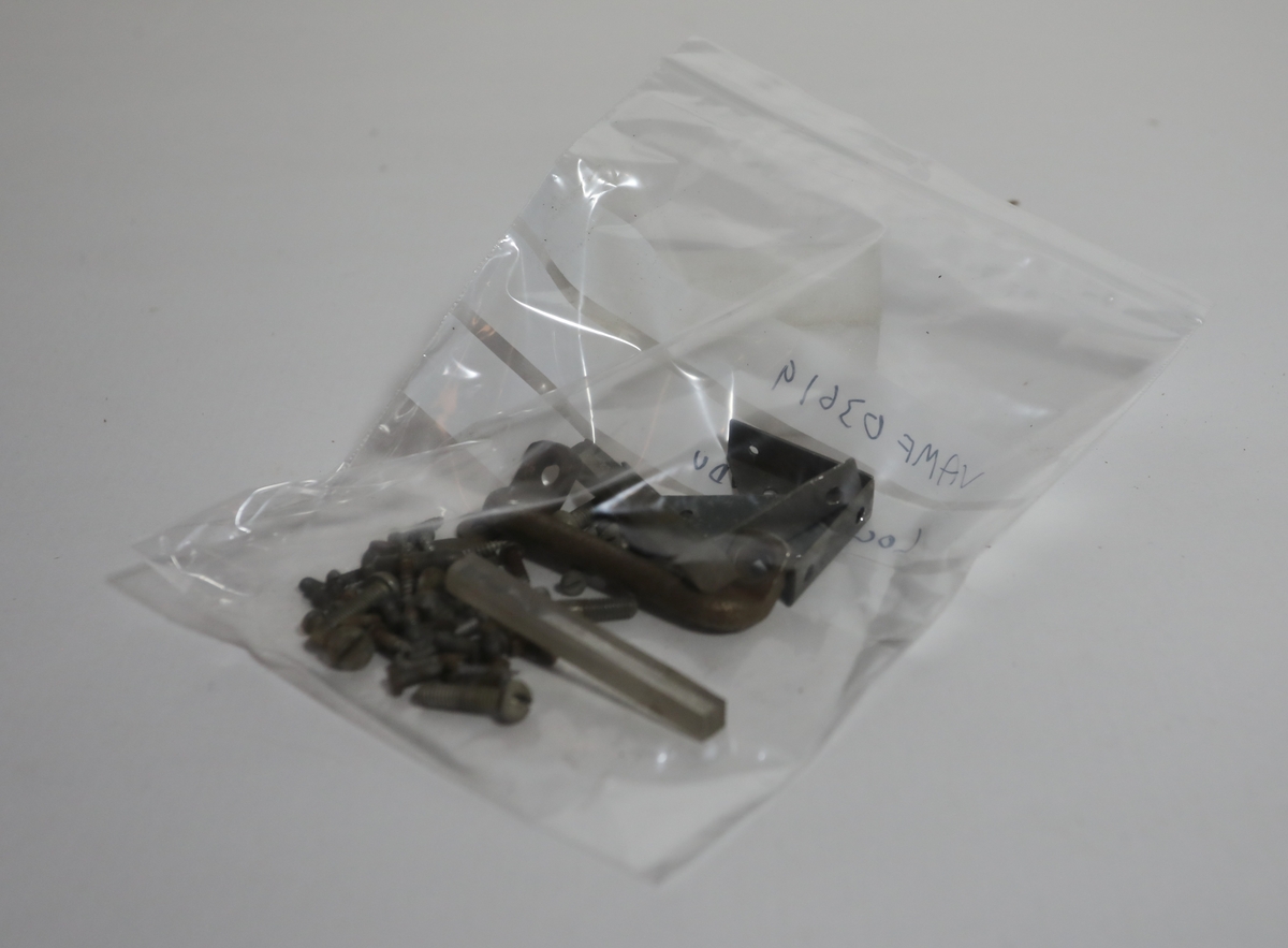 Pose med festeelementer til cockpitvindu