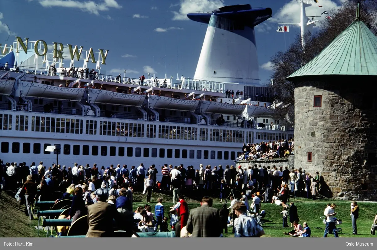 Akershus festning, plen, mennesker, kanoner, Munks tårn, cruiseskip S/S Norway