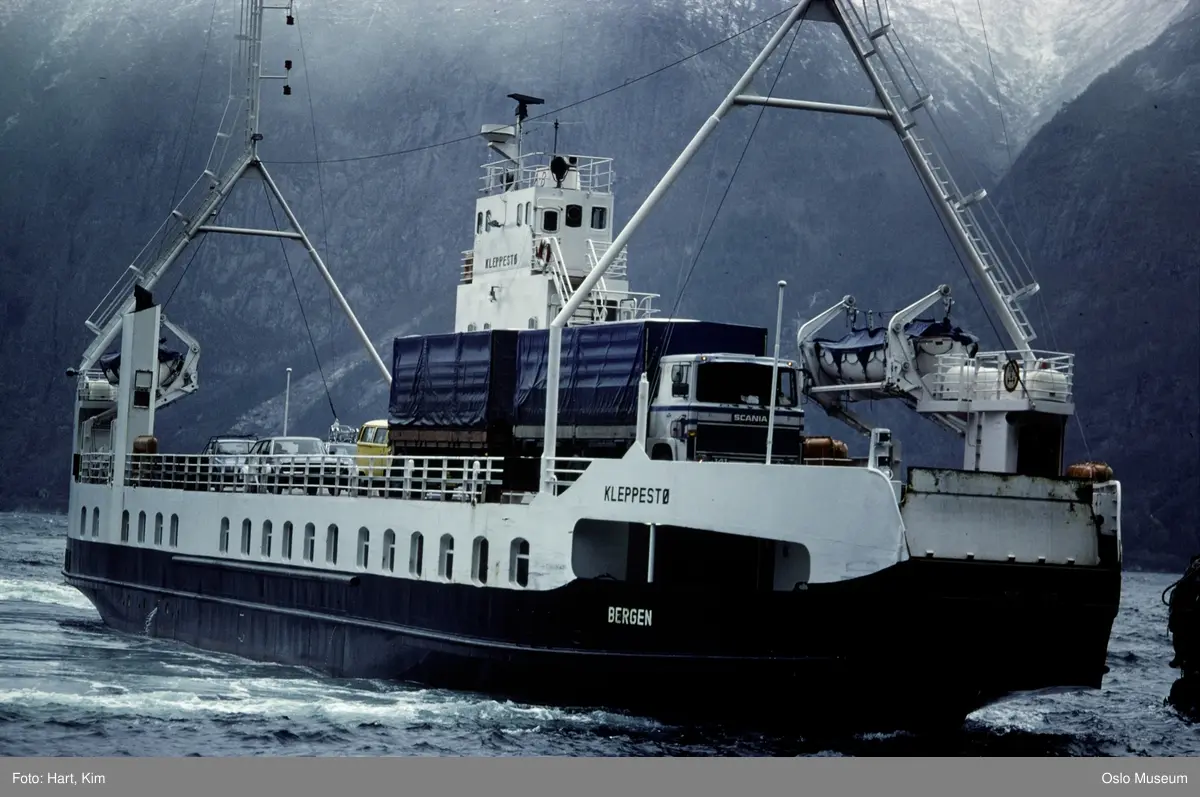 fjord, bilferge "Kleppestø" i ruten Bruravik - Brimnes, biler på dekk, fjell