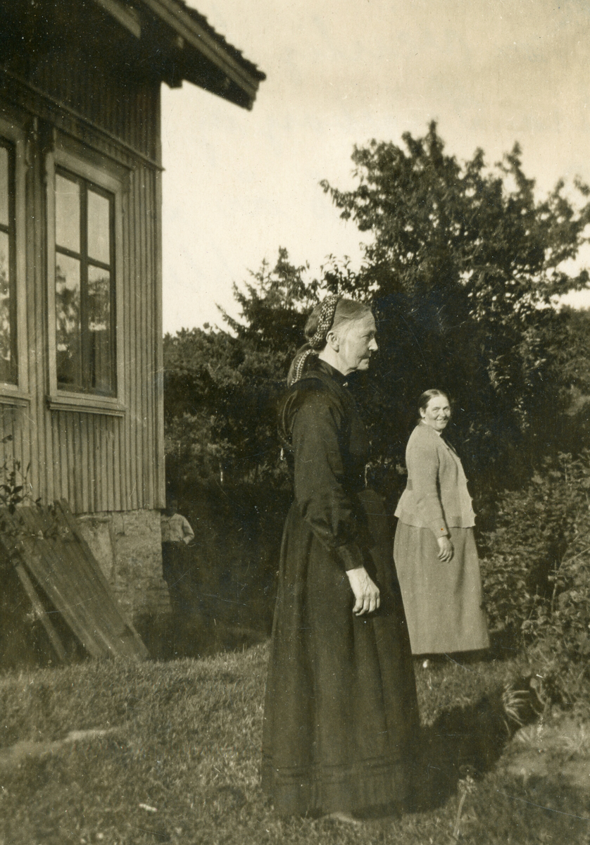 Anne Sagbakken og Ingeborg Braaten på eit bilde tatt i 1920.  Sendt som julehelsing i 1922.