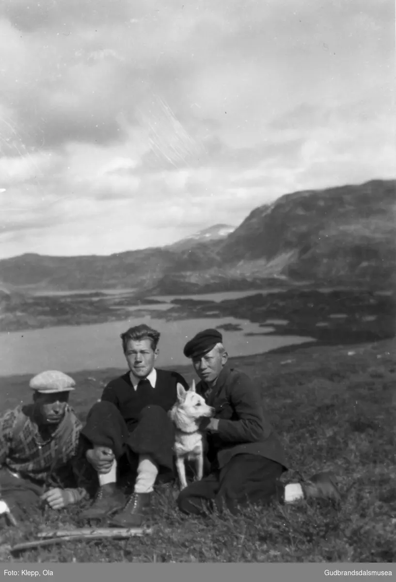 F.v.: Trygve Øygard (f. 1902), Ola Brennhaug (f. 1928), Kristen Brennhaug (f. 1930) ved Viavatna