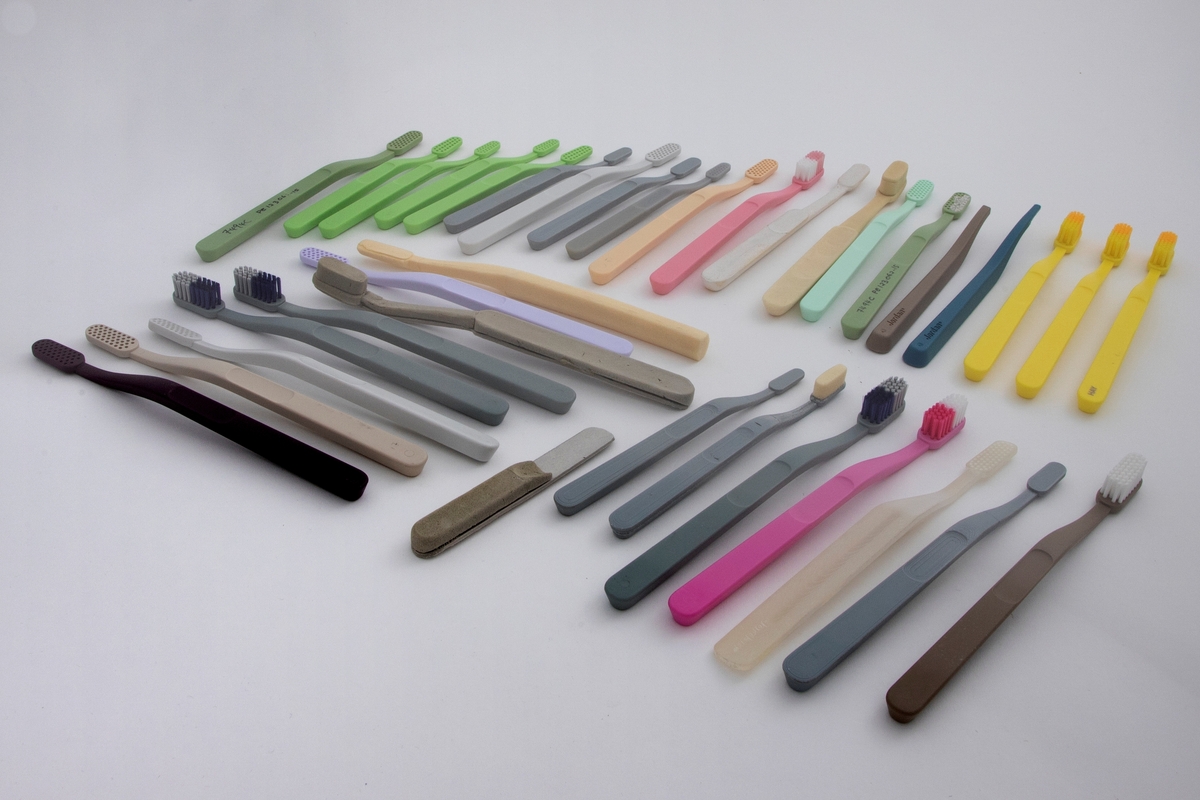 Verket må karakteriseres som et omfattende innblikk i en designprosess, der flere ledd av denne er dokumentert i form av håndtegnede skisser, digitale renderinger, fotofiler fra idéfase og testfase, konseptpresentasjoner, korrespondanseutdrag, mock-ups, prototyper og ferdige produkteksempler. Verket består av visuelle og håndfaste deler av det som har vært en designers omfattende arbeid opp mot en kunde, fra idé og utkast til ferdig produkt. Deler som inngår er 9 tannbørster som fremstår som endelige, 27 tannbørstemodeller utført i diverse materialer som skumgummi, papp og plast, 42 udaterte håndtegninger på kalkerpapir, samt utskrifter av presentasjoner (en del med håndskrevne notater). I tillegg følger en USB med digitale filer ordnet i 7 mapper med undermapper.