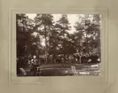 Ett evenemang i Kvarnhagen i Växjö, ca 1917.
Man skymtar bl a en orkester som spelar på scenen till höger.