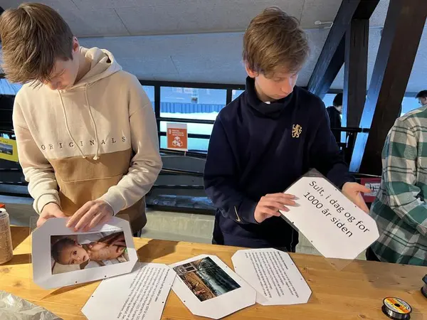 Skuleelevar som produserer utstilling.