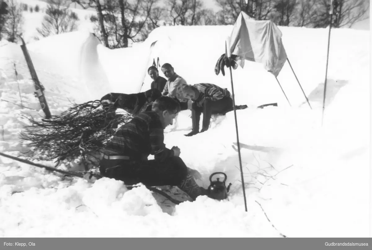 Kaffekoking på bål i påskefjellet. 
F.v.: Gerda Klepp (f. Ringstrøm 1936), Amund Klepp (f. 1927), ukjend og Bjarne Klepp (f. 1929) fremst