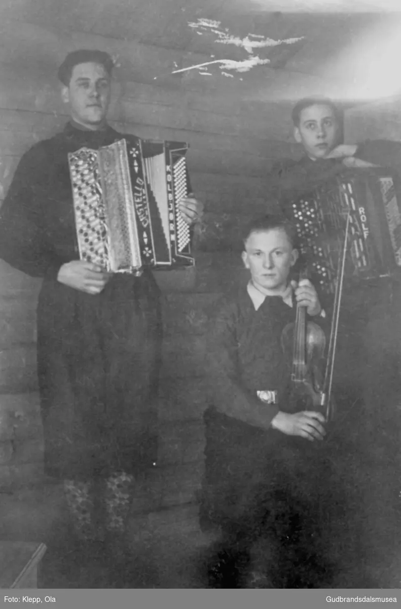 Spelmenn på Nysetra 1954.   
F.v.: Kolbjørn Jonsgard (f. 1925), Bjarne Klepp (f. 1929) og Rolv Jonsgard (f. 1931)