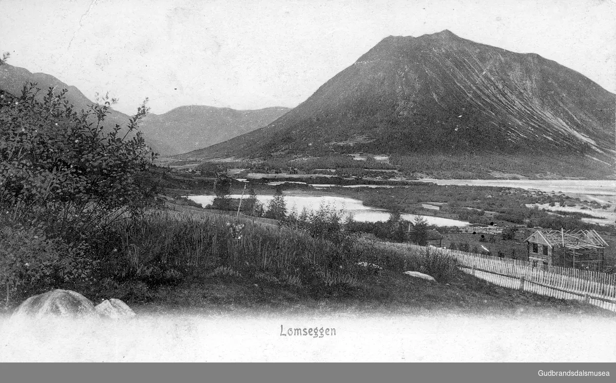 Lomseggen. 
Blakar og Årsjo i framgrunnen