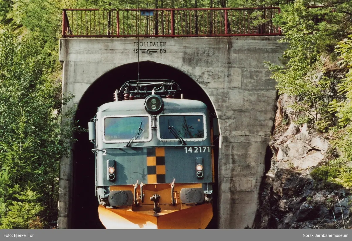 Elektrisk lokomotiv El 14 2171 med godstog avventer kryssing ved Trolldalen tunnel på Bergensbanen