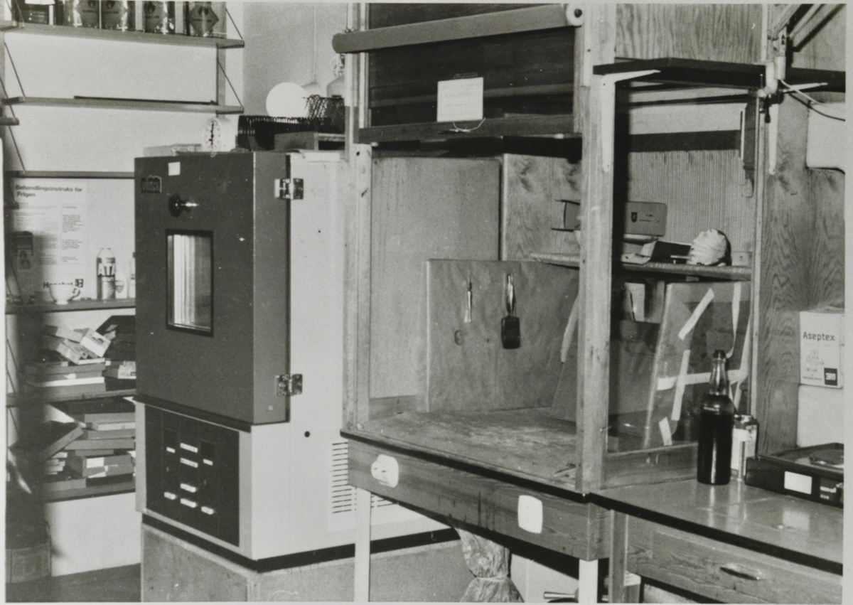 Hyller med laboratorieutstyr.