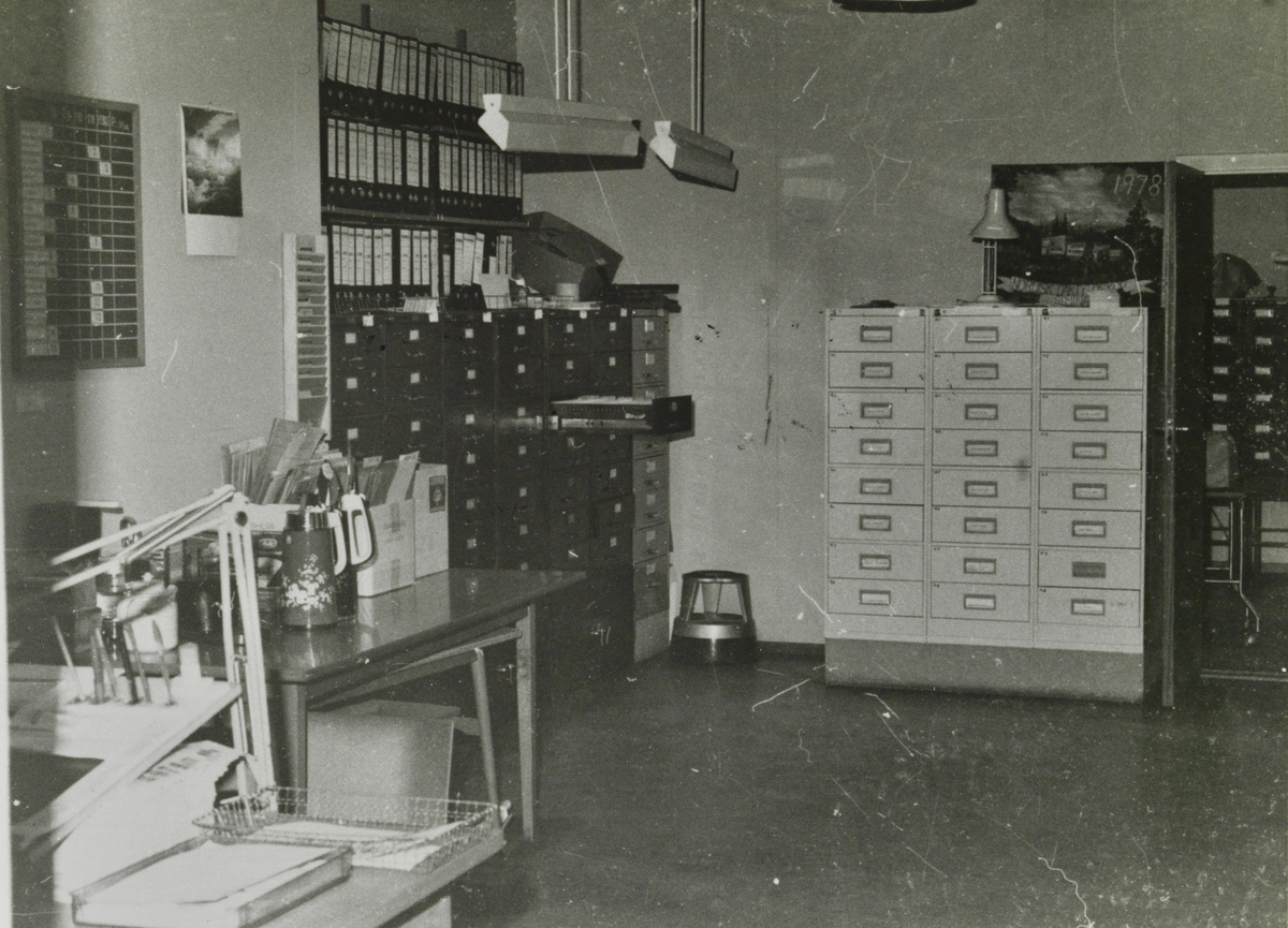 Kontorlokale med arkivreol.