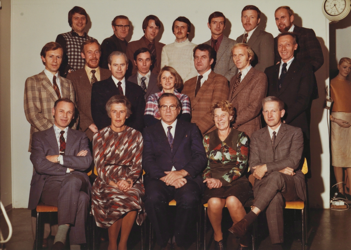 Gruppebilde av kvinne og menn.