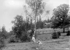 Sommaridyll från Brokind 1903, där ett par barn bildar staffage mot major Carl Axel Augustinssons sommarbostad Vilan.

Anm: Platsen lokaliserad med hjälp av Vårdnäs hbf.