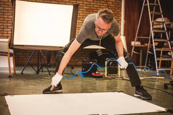 Fotografering av Scheens båttegninger underlaget blåses rent med trykkluft