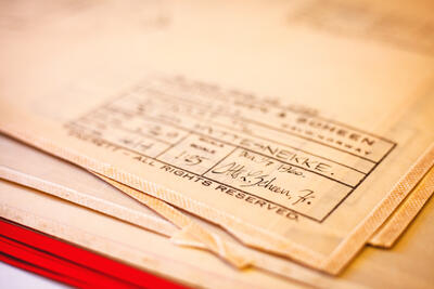 Fotografering av Scheens båttegninger Tegninger i bunke nærbilde av signaturfeltet på tegningene