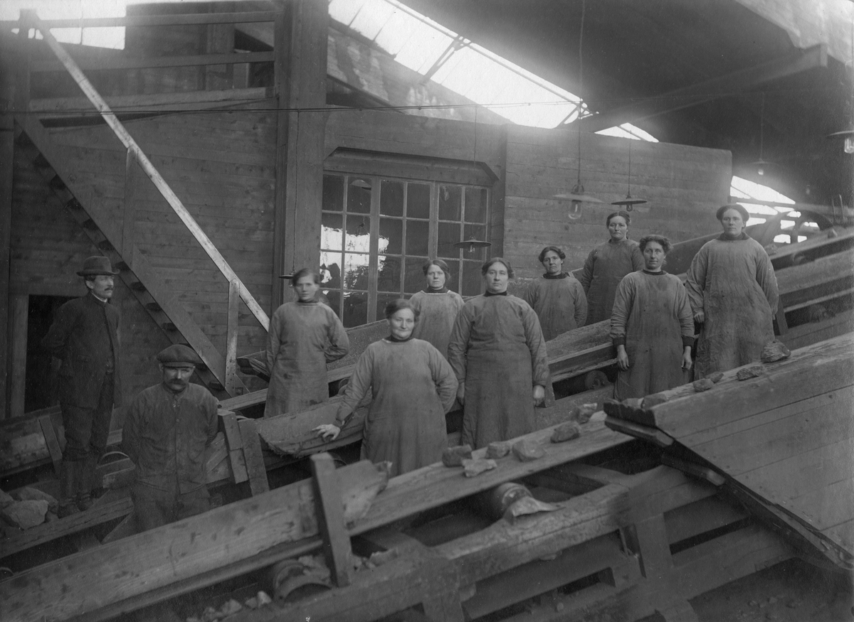 Skeidersker og formenn på arbeidsplassen i vaskeriet, oppredningsverket.