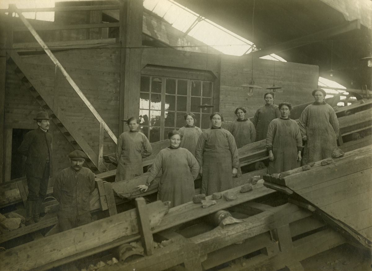 Skeidersker og formenn på arbeidsplassen i vaskeriet, oppredningsverket.