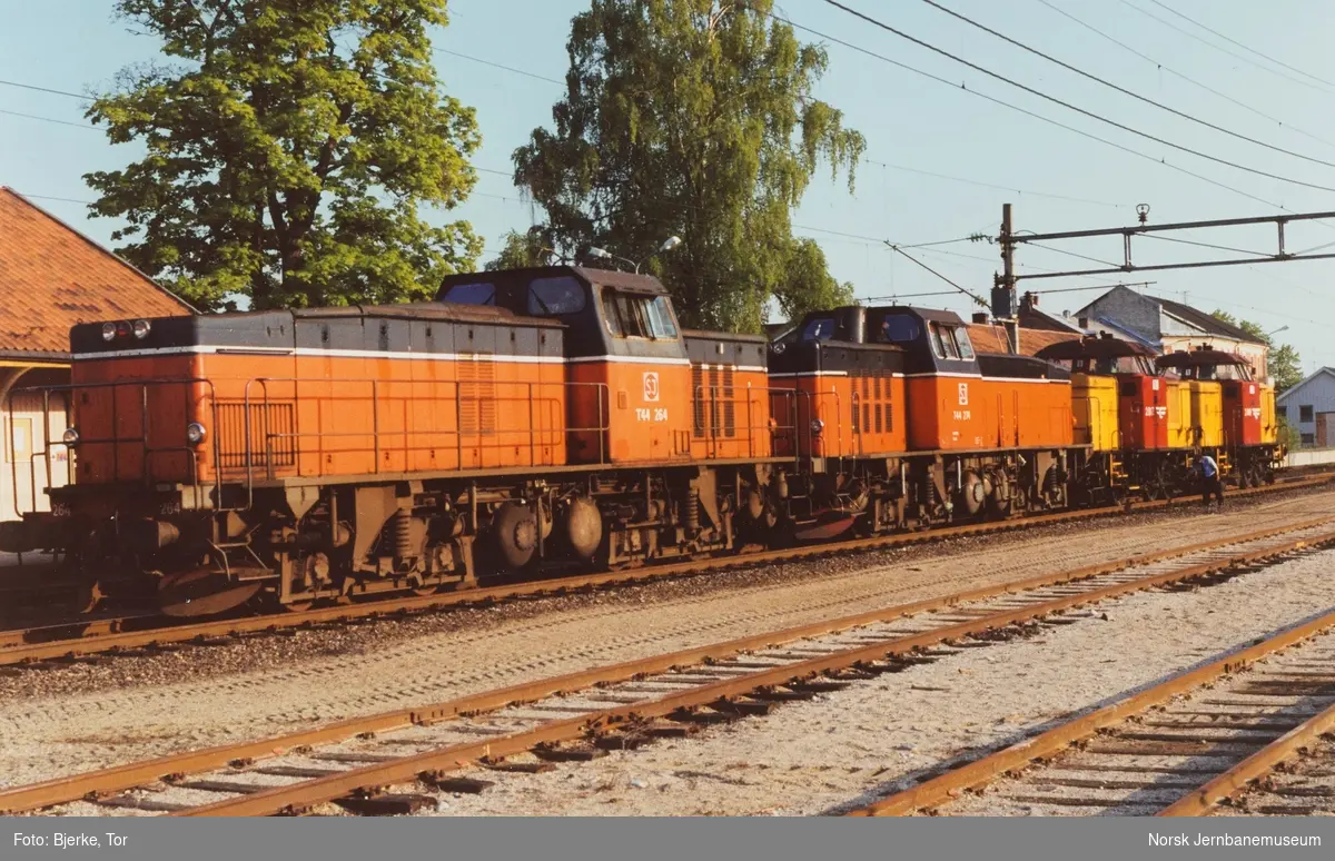 Lokomotivtransport fra Lodalen til Hønefoss, her på Vikersund stasjon. Innleide diesellokomotiver T44 264 og T44 274 samt diesellokomotiv Di 2 817 og Di 2 848.