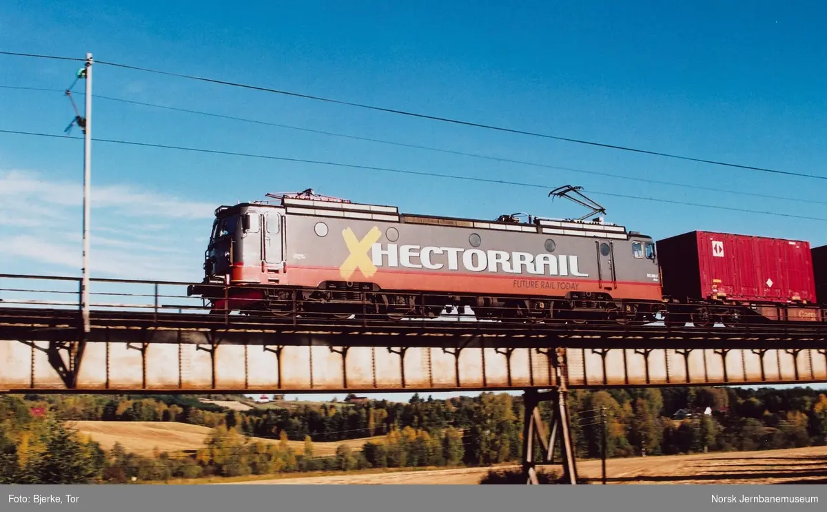 HectorRails elektriske lokomotiv 161-103-7, tidligere El 15 2193, med godstog (systemtog) for Euroshuttle på Bjerke bru på Randsfjordbanen