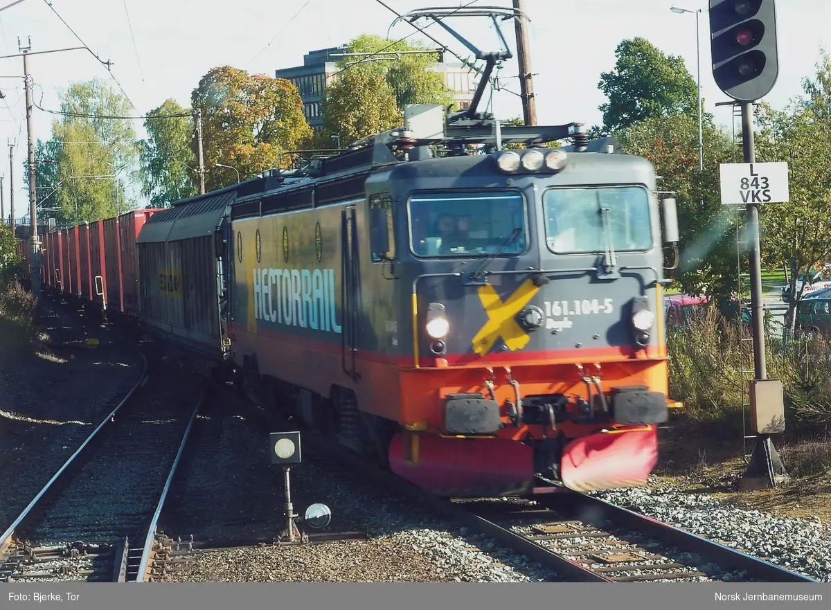 HectorRails elektriske lokomotiv 161-104-5, tidligere El 15 2194, kjører inn på Vikersund stasjon