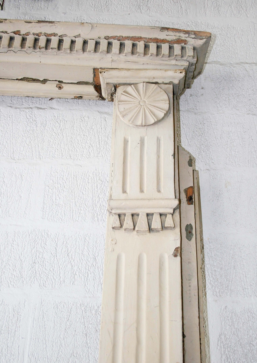 Pilastrar med räfflor, överst cirkelrund dekor, nedanför denna list med tandsnitt. Krönlist med tandsnitt. Därunder slätt parti med husnumret "16" i vitt på blå emalj. Under siffrorna fönster, grönmålat med oregelbunden ruta i mitten, på vardera sidan 3 rutor med skuret kryss. Under fönstret tandsnittsbård. Tröskel.

Hör till dubbeldörr BM 64754. Teckning på det gamla registerkortet.

Proveniens: Från ett rivet hus (1965) på Lilla Brogatan 16, Borås.