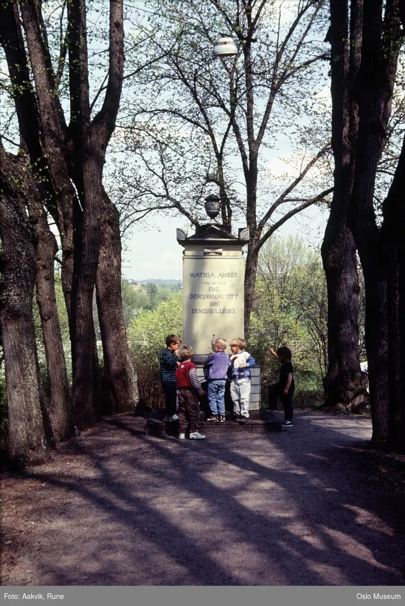 Frogner hovedgård, park, allé, minnesmerke for Mathia Anker, barn, lek