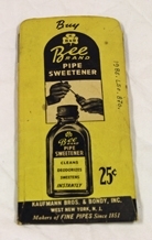 Piperenseetui. Papp. Rektangulær. Gul bakgrunn. Mye skrift i sort. Illustr. pipe på den ene siden, rensemiddelflaske på den andre siden. Inneholder to hvite piperensere.