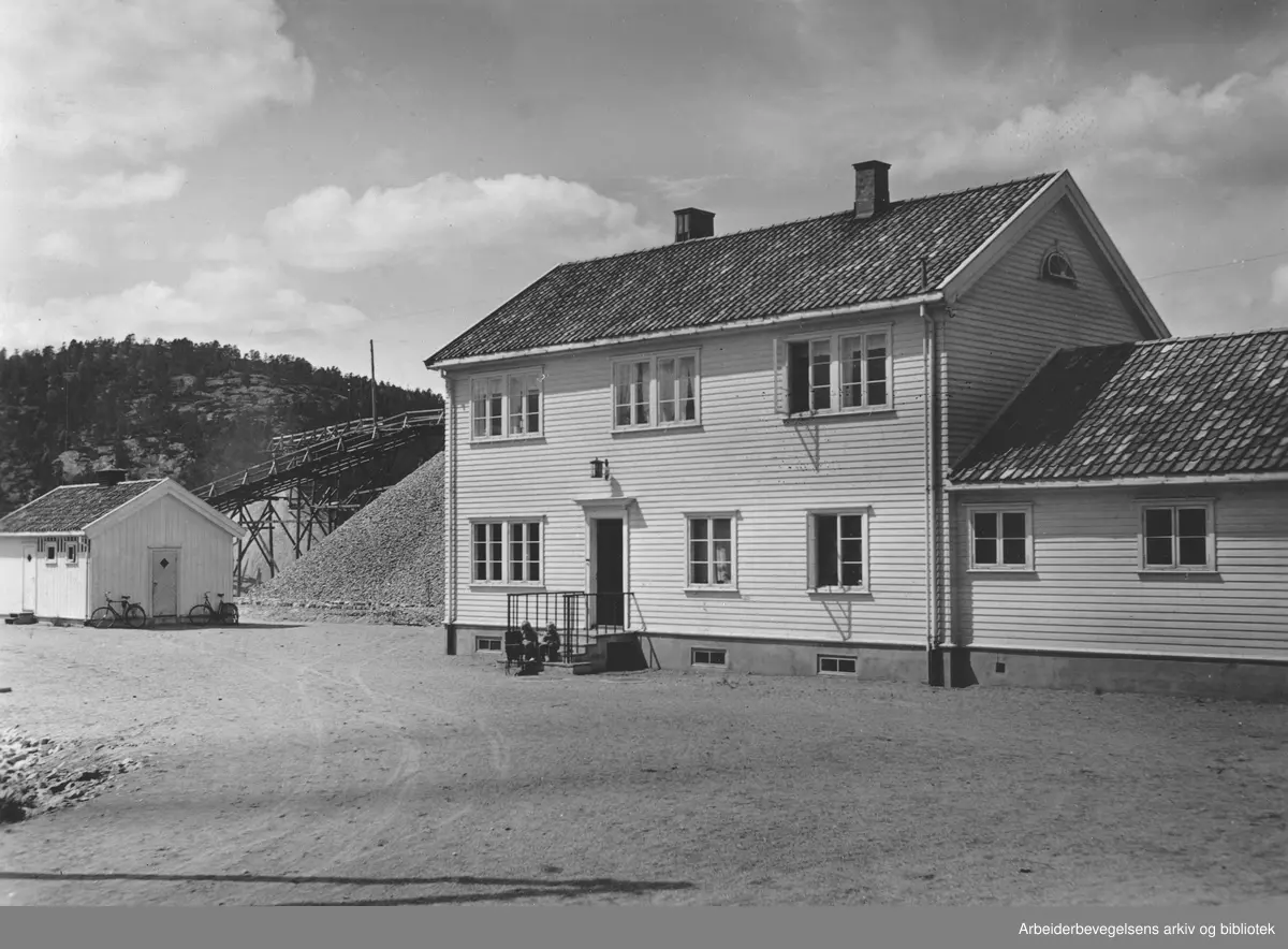 Herrefoss stasjon på Sørlandsbanen. Antatt fotografering 1938-39. Arbeidermagasinet/Magasinet for Alle