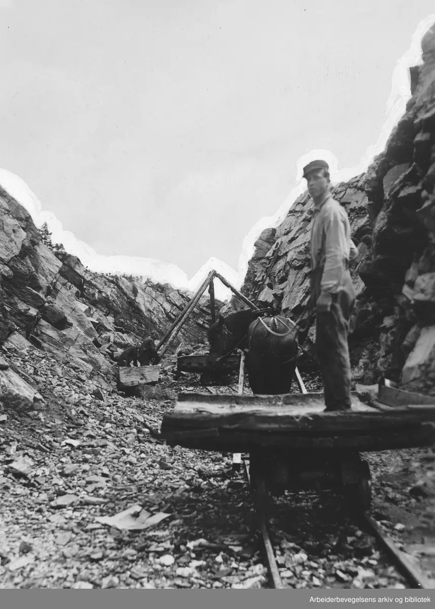 Fra byggingen av Sørlandsbanen. "Skjæring ved Hynnekleiv hvor det er tatt ut 40 til 50.000 kubikkmeter stein." Antatt fotografering 1938-39. Arbeidermagasinet/Magasinet for Alle