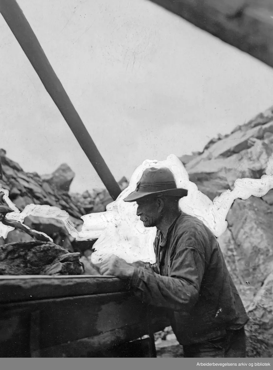 Fra byggingen av Sørlandsbanen. "Kvarnström laster op stein på voggen." Rallar. Antatt fotografering 1938-39. Arbeidermagasinet/Magasinet for Alle.