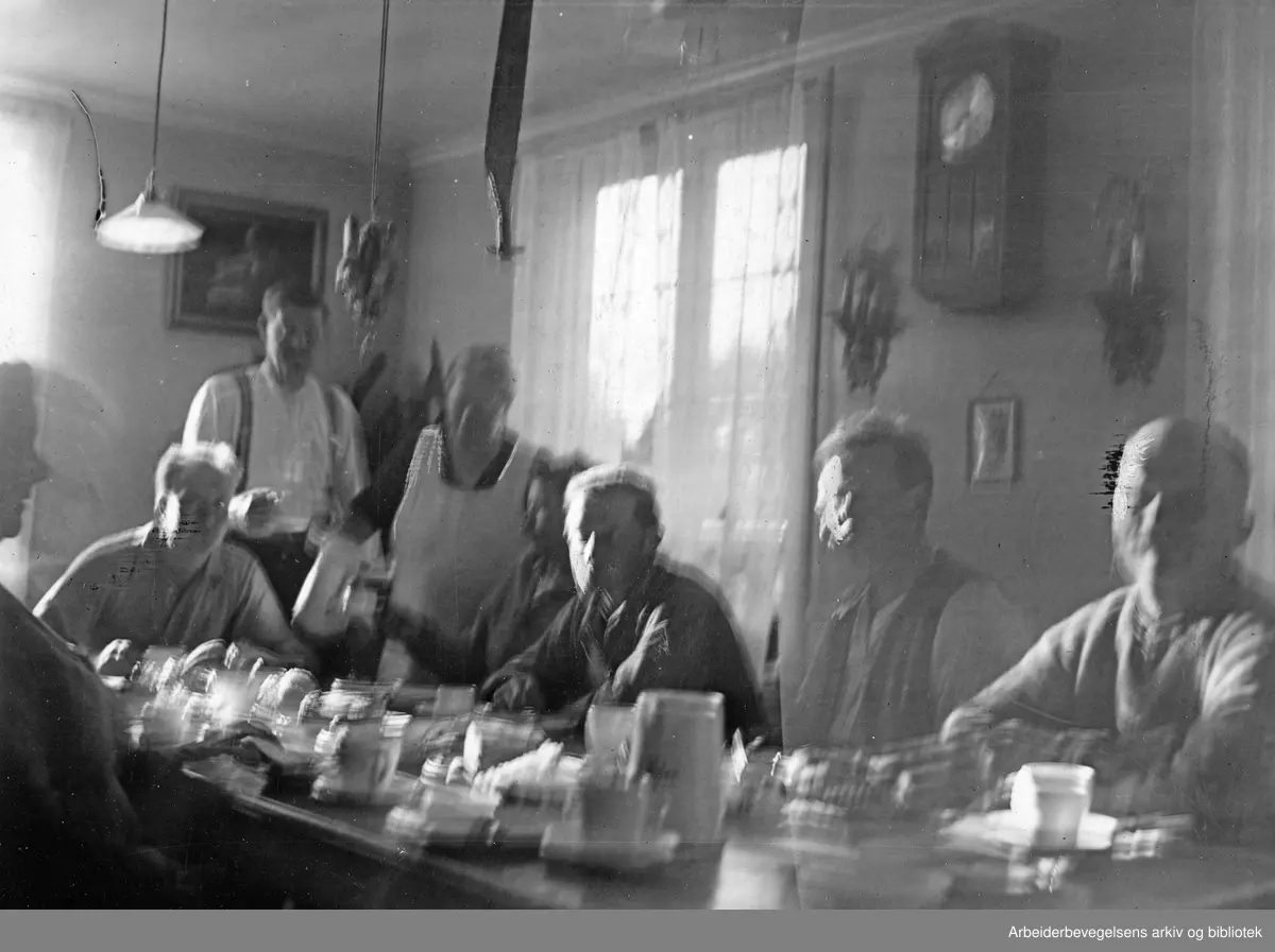 Fra byggingen av Sørlandsbanen. "Spisesalen i storbrakka ved Herrefoss. Fru Trønes skjenker kaffe". Antatt fotografering 1938-39. Arbeidermagasinet/Magasinet for Alle.