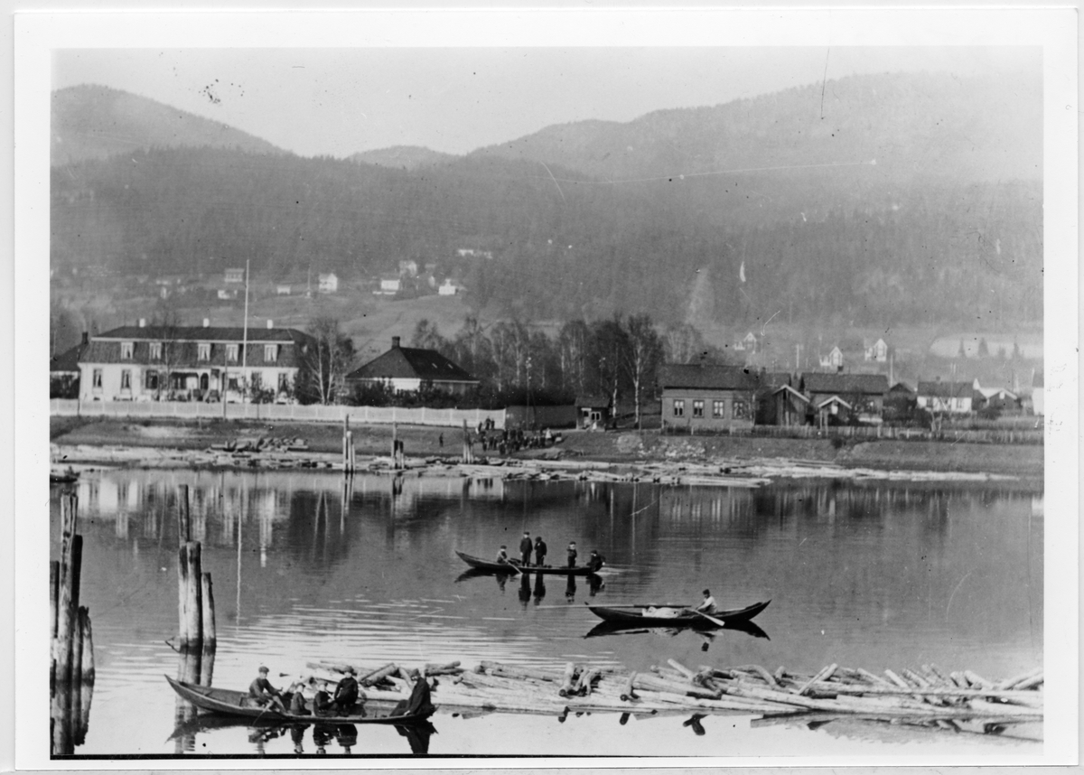 Det gamle fergestedet ved Mjøndalen, båter på elva, tømmerfløting