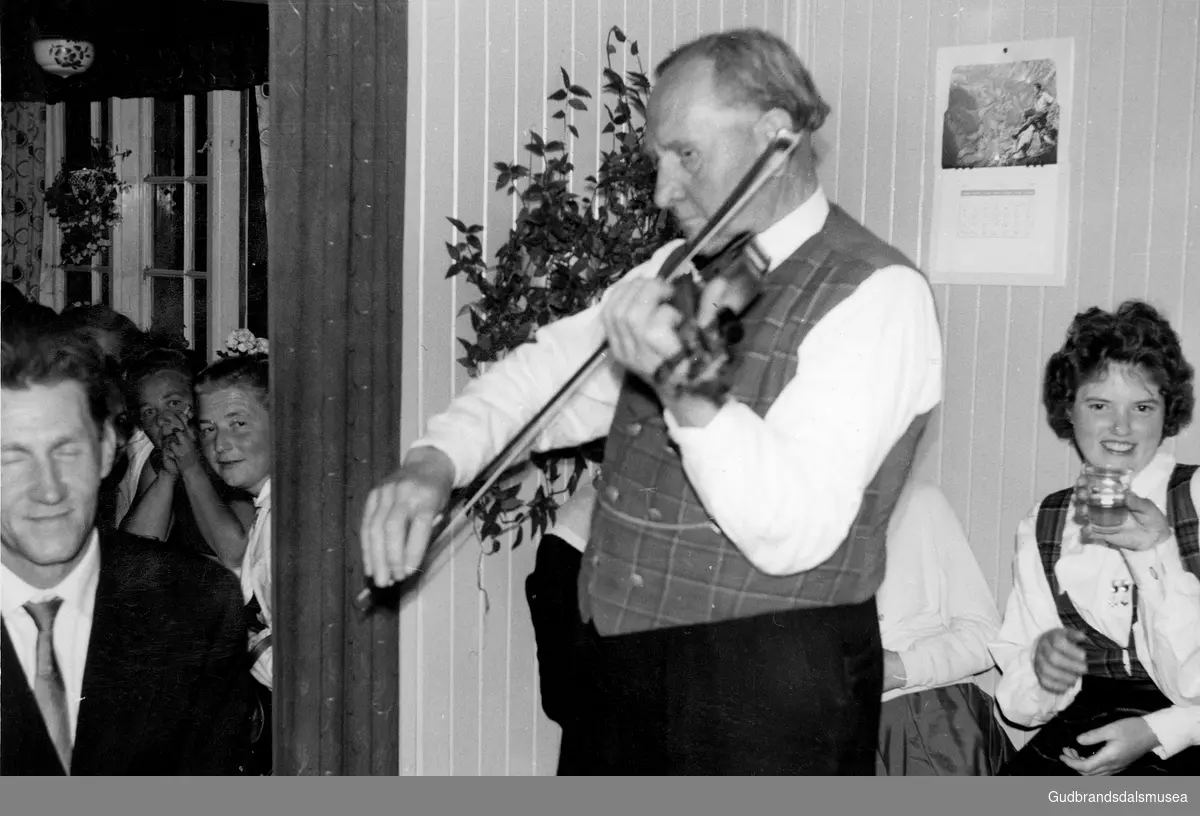 Rikkar Skjelkvåle (f. 1890) spelar fele i bryllaupet til Nora Fosstuen (f. Skriden 1941) og Arne Fosstuen (f. 1941)