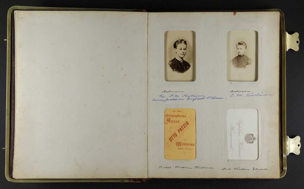 Brunt album i skinn med lommer for visitkort. Innpreget pyntebord langs kantene og messingmerke midt på. Det er messingkant langs sidene på permen og to messinglåser. De fleste lommene har visitkort. Et løstliggende bilde inni av en villa.