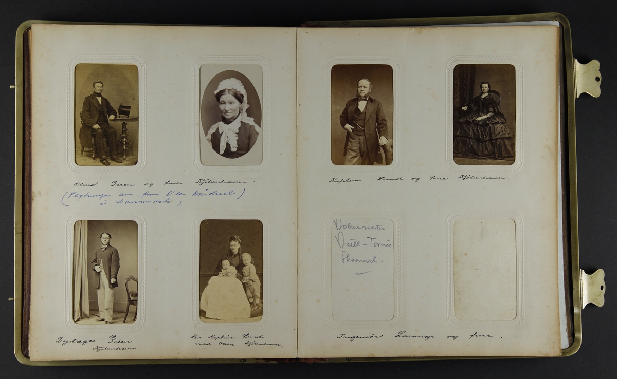 Brunt album i skinn med lommer for visitkort. Innpreget pyntebord langs kantene og messingmerke midt på. Det er messingkant langs sidene på permen og to messinglåser. De fleste lommene har visitkort. Et løstliggende bilde inni av en villa.