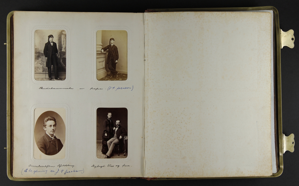 Brunt album i skinn med lommer for visitkort. Innpreget pyntebord langs kantene og messingmerke midt på. Det er messingkant langs sidene på permen og to messinglåser. De fleste lommene har visitkort. Et løstliggende bilde inni av en villa.