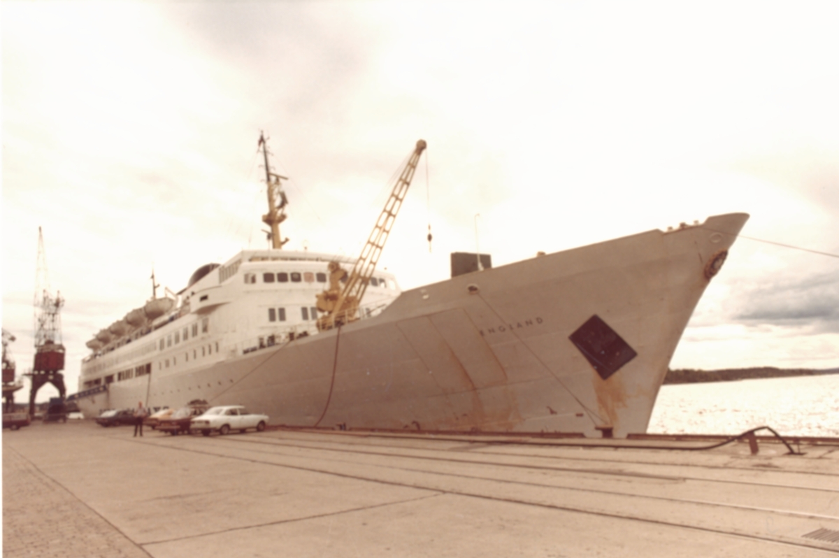 M/S England (b.1964, Helsingør Skibsværft og Maskinbyggeri A/S, Helsingør) ved kai