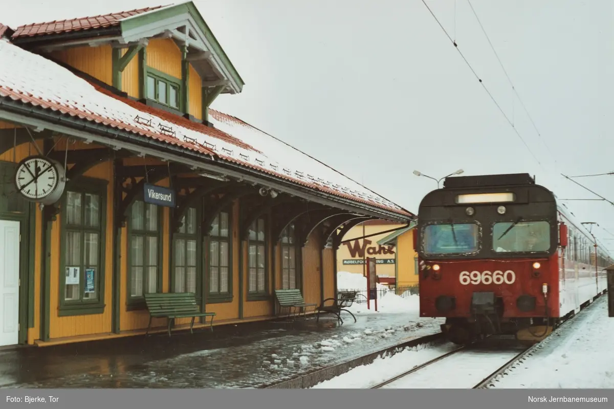 Elektrisk motorvognsett type 69 med styrevogn BS 69660 fremst, på Vikersund stasjon