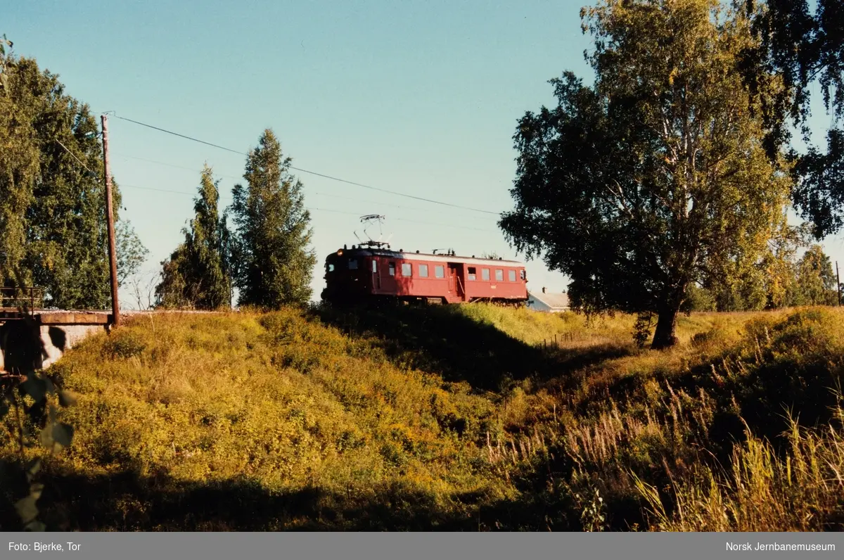 Elektrisk motorvogn type 68A med persontog i nærheten av Bjerke bru ved Ask på Randsfjordbanen