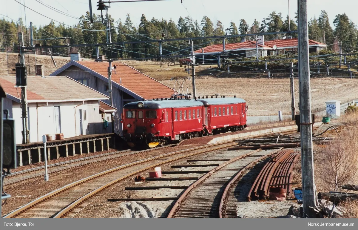 Elektrisk motorvognsett type 68B med persontog på Tyristrand stasjon