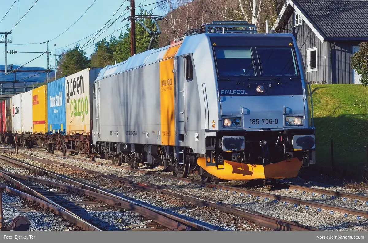 CargoNets innleide elektriske lokomotiv 185 706-0 med godstog på Nesbyen stasjon på Bergensbanen